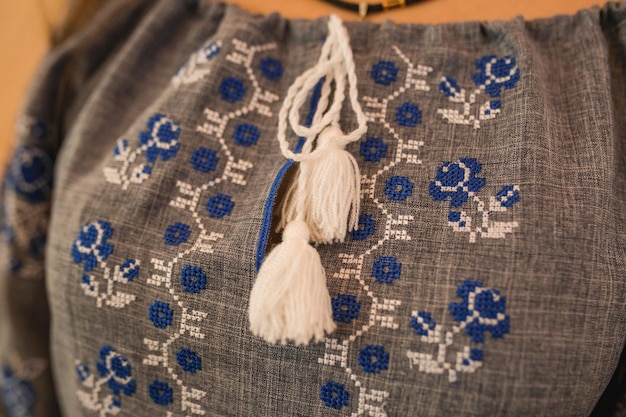 detal haftu na lnianej tkaninie